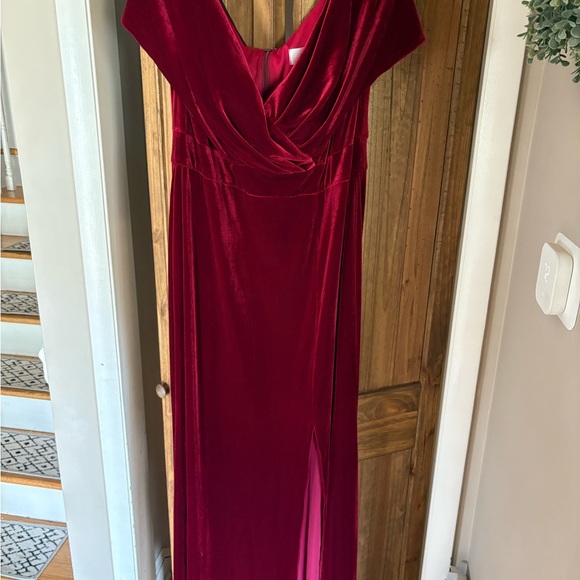 Chic Off-Shoulder Velvet Maxi Dress in Deep Red - Picture 6 of 7